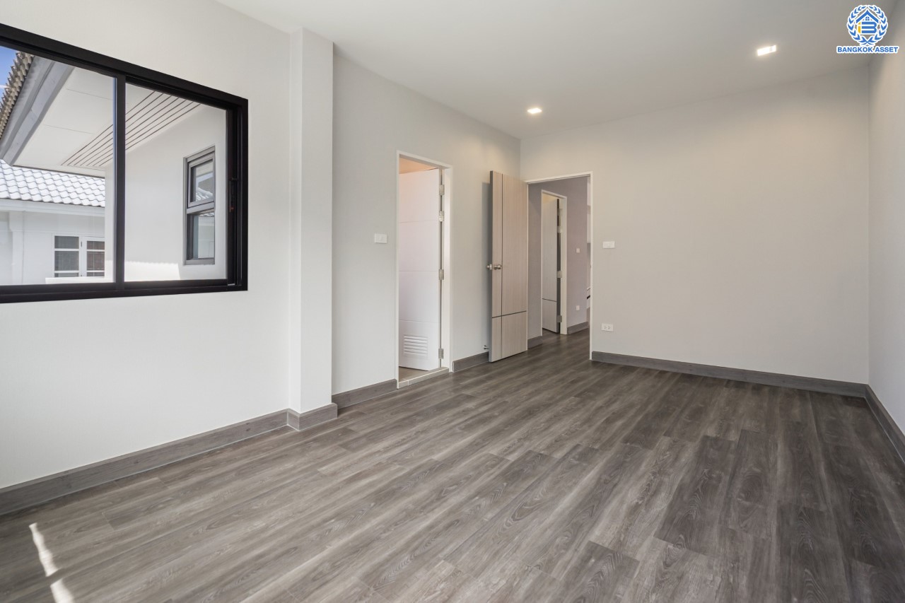 คฤหาสน์หลังใหญ่ตกแต่งใหม่ ม.บ้านสวนดอกไม้ ปิ่นเกล้า ดีไซน์สุด Luxury เนื้อที่ 154.5 ตร.ว. บนพื้นที่ใช้สอยถึง 435 ตร.ม. ฟังก์ชันจัดเต็ม 5 ห้องนอน 6 ห้องน้ำ 1 ห้องแม่บ้าน 2 ห้องอเนกประสงค์ (มีเรือนรับรองด้านข้าง พร้อมห้องน้ำในตัว) จอดรถได้ถึง 4 คัน บนทำเลเชื่อมต่อเมืองอย่างรวดเร็ว ใกล้ทางคู่ขนานลอยฟ้าบรมราชชนนี ทางด่วน "กาญจนาภิเษก" ม.มหิดล และเซ็นทรัลปิ่นเกล้า